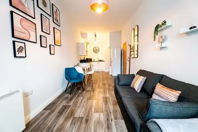 Image de Converted Chapel Swansea | King Bed | Sleeps 4.