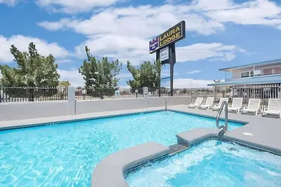 Image de Relaxing Getaway in Pecos, Tx! Spacious Suite with Complimentary Breakfast!