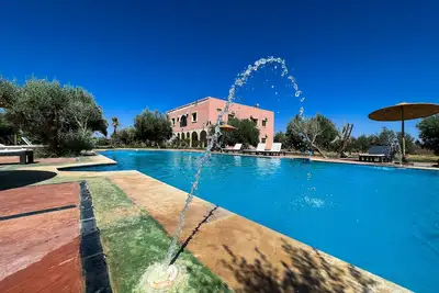 Image de Maison de campagne rénovée avec piscine, et une belle grand jardin.
