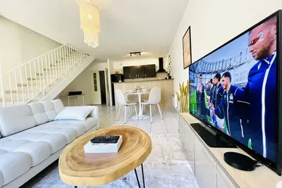 Image de villa lumineuse 2 chambres, climatisation, parking sécurisé.