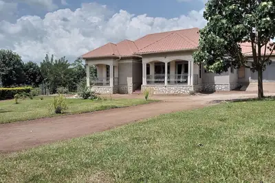 Image de Out of town bungalow with a large green compound, trees and outdoor space