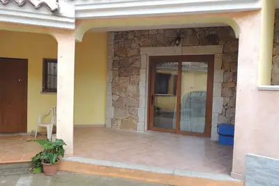 Three-room apartment with large garden 5 minutes from the beach \"La Capannizza\"