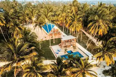 Image de Karibu Beach Villa - A private beach front home with a large pool and garden\n\n