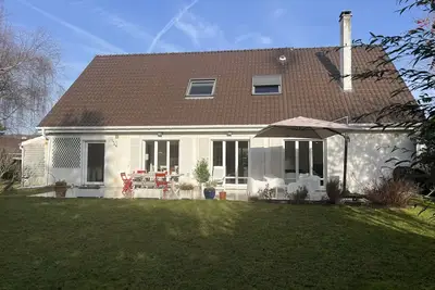Image de Chambres à louer dans une maison située dans un domaine recherché  avec piscine