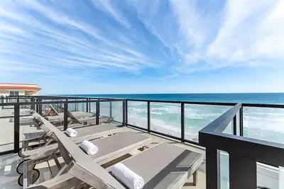 Image de ☀️6br Beachfront Stunner-Rooftop Pool-Private Movie Theater-Six on the Beach⭐