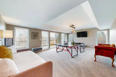 Image de Renovated home with wrap-around decks, fireplace, Ping-Pong, W\/D, kitchen, & Ac