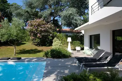 Image de Maison Contemporaine Dans un Environnement Arboré à 2 pas de L'océan