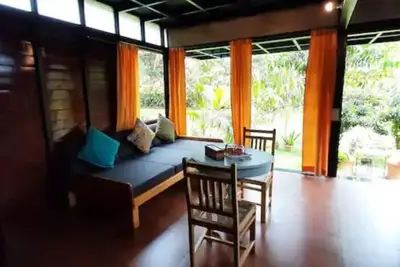 Image de Luxury cottages in lush green panoramic windows
