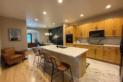 Image de Brady Street Luxury | Close to Downtown | Sleeps 8