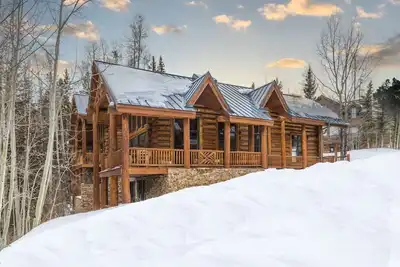 Double Cabins Chalet: Cozy Ski In/Out Cabin