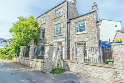 Image de Central Kendal Georgian home, private courtyard & free parking