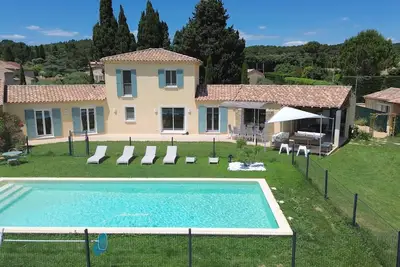 Image de Soleil de Provence est une magnifique maison de vacances avec une piscine privée clôturée