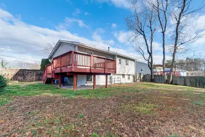 Image de Backyard + Deck: Family-Friendly Lorton Home!
