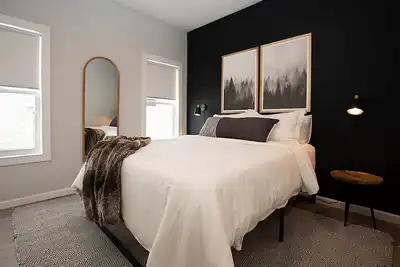 Image de Stylish Home Min from Lake, Dwtn and Stadium