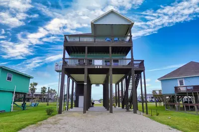 Image de New beach house 1 block from ocean w expansive island views