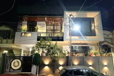 The Yellow Door: Friendly 5 Star 2200²ft Independent, Modern Cozy & Central Home