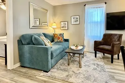 Image de Charming cottage steps from lake, shops & more!