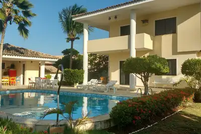 Image de Casa, 4 Quartos em Vilas do Atlântico a 300 mt Praia, Piscina e Suítes Completas