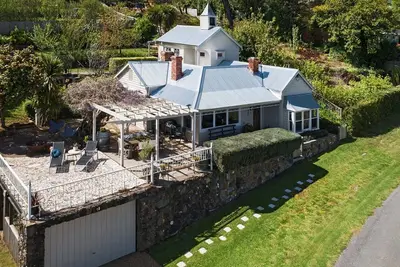 Image de Foxglove House, panoramic views in historical home