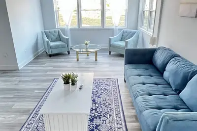 Image de Brand new home by ferry, beach, shops, and trails