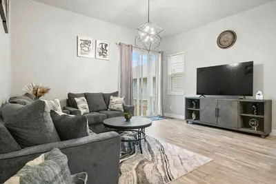 Image de Brand New Home Near Airport! \n\n