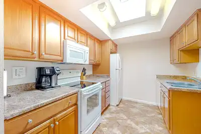 Image de Dog-friendly desert stay with pool, hot tub, athletic courts, patio, & W\/D