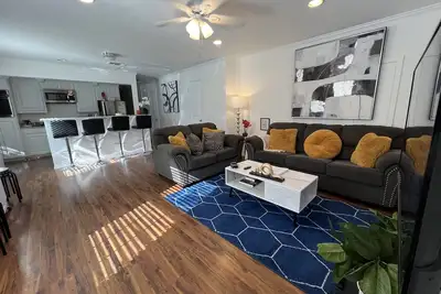 Image de The Uptown Bungalow-Covered Parking-Walkable Historic Neighborhood-Pet Friendly!