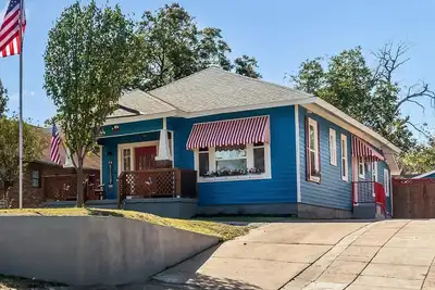 Image de Patriot Outpost - Sleeps 8 - Just 3/4 Mile from Stockyards! Tcu close by