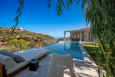 Image de Impressive New Villa, A/C, Private Pool, Gym, Stunning Mountain & Sea Views- 2. 5km from Reythymno!