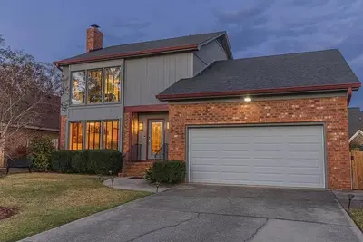 Image de Augusta National less than 2 miles away. Renovated party backyard