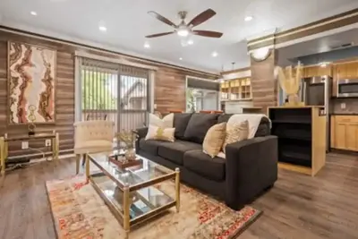 Image de Lovely 2 Bedroom ~ Entire Condo ~ Walk to Lake