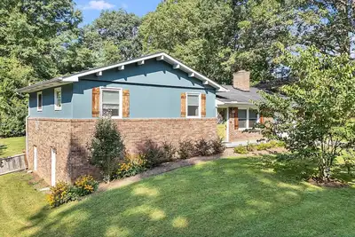 Image de 6 miles to Asheville with pet-friendly fenced yard, fire pit, Ev charger
