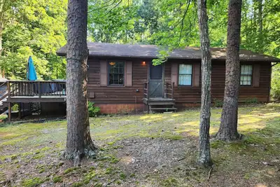 Image de Adorable lake access bungalow w/ obstacle course, firepit &more-Walk to the lake!