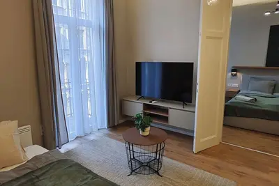 Image de City Center 2! A Cozy and Modern 2br in the city center near New York Cafe!