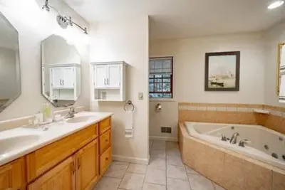 Image de A Quiet, Spacious and Private 4 Bedroom house for  family reunion and getaway.