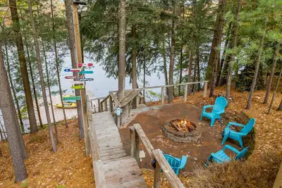 Image de Lakefront retreat 30 min to Traverse City. Hot tub, fire pit, kayaks, game room.