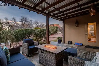 Image de Experience luxury at Sedona Birdsong, a 3-bed retreat in Village of Oak Creek.