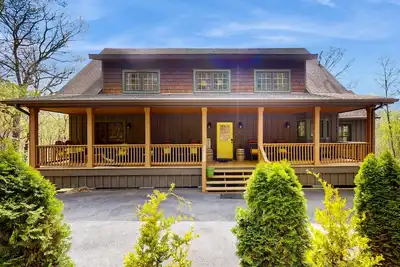 Image de 8-acre retreat near Sapphire Ski Valley w/ pool access, 2 fireplace & 2 kitchens