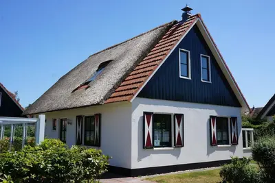 Image de Holiday home Buitenplaats 131 in Callantsoog. Suitable for 6 people with 4 bedrooms and 2 bathrooms.