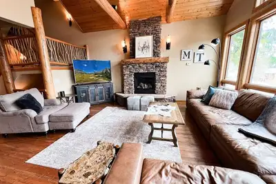 Amazing Views! Ski In / Ski Out, Sleeps 16, Private Hot Tub & Sauna!