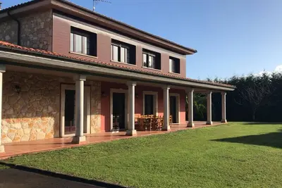 Image de Detached house with large garden, perfect for families.