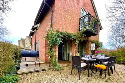 Image de Cosy cottage for family fun with log-burner, spa, private parking, Ev & pools