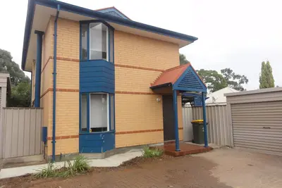 Image de Location, Location, Location and a comfy space townhouse all in one