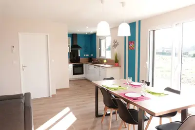 Image de Spatieuse Maison neuve, 3ch, 6pers Tv, Wifi, terrasse, parking, au calme. 2min du Lac!
