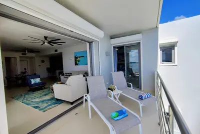Image de 2 Bedroom 2. 5 Bath Penthouse on Simpson Bay Beach