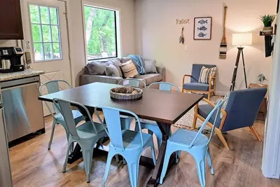 Image de Two cabins in one! Family getaway near Sdc & Lake!