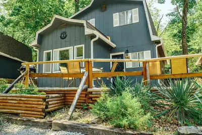 Image de Tribesman Resort #2 - Renovated Cabin, Minutes to Silver Dollar, Great Location!