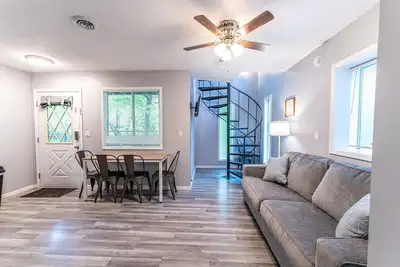 Image de Tribesman Resort #23 - Renovated Cabin, Minutes to Silver Dollar, Great Location