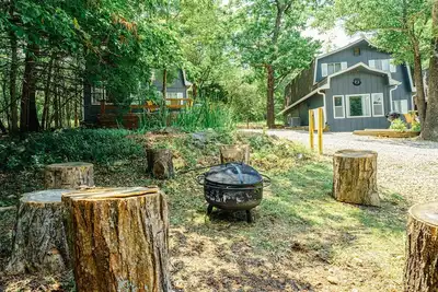 Image de Tribesman Resort #5 - Renovated Cabin, Minutes to Silver Dollar, Great Location!