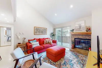 Image de Centrally located condo with balcony, deck, & W/D - walk to ski lifts